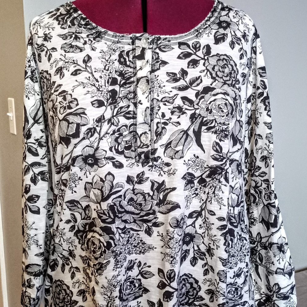 Avenue B&W Long-Sleeve Cotton Top with Topstitch